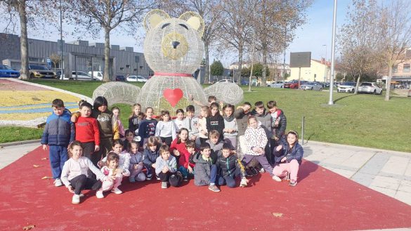 Los alumnos de segundo de primaria visitando la Plaza España. ENA