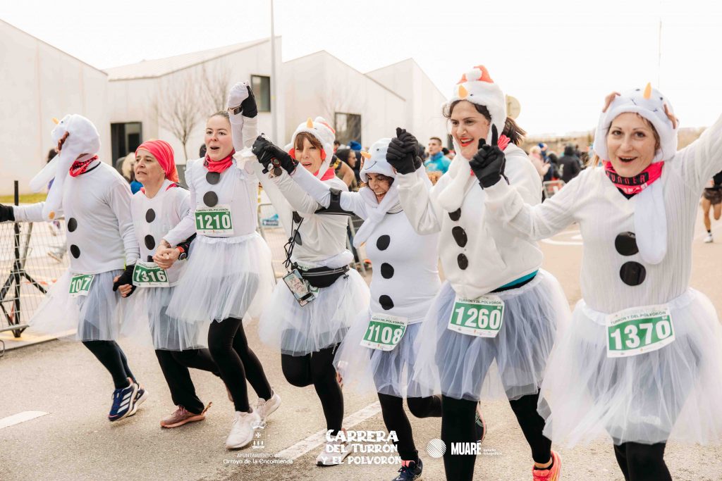 Un grupo de ‘muñecos de nieve’ llega a la meta. ALBERTO BLASCO