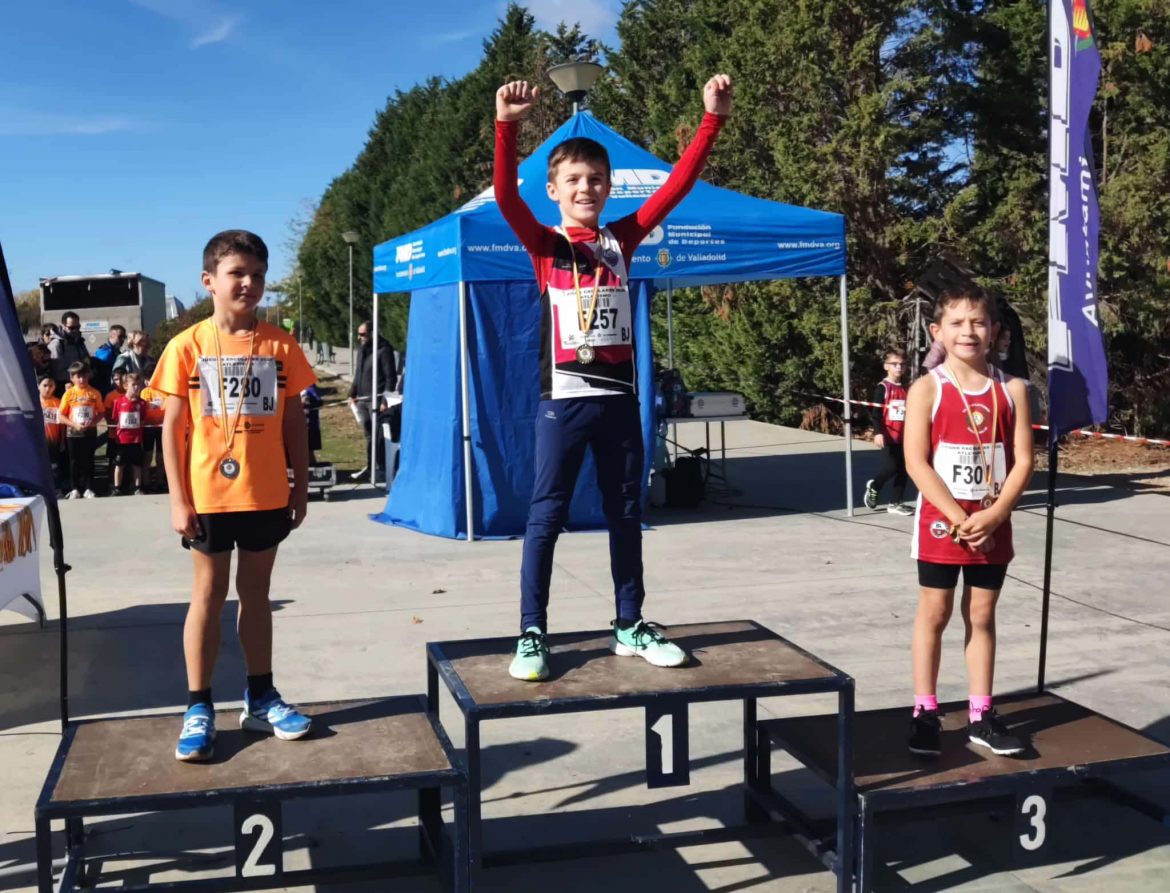Darío del Club Atletismo Arroyo celebrando una de sus victorias. ENA