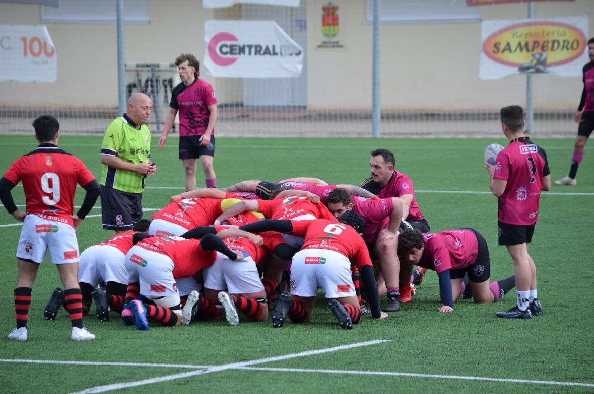 Los jugadores del Arroyo Lions formando una melé. ENA
