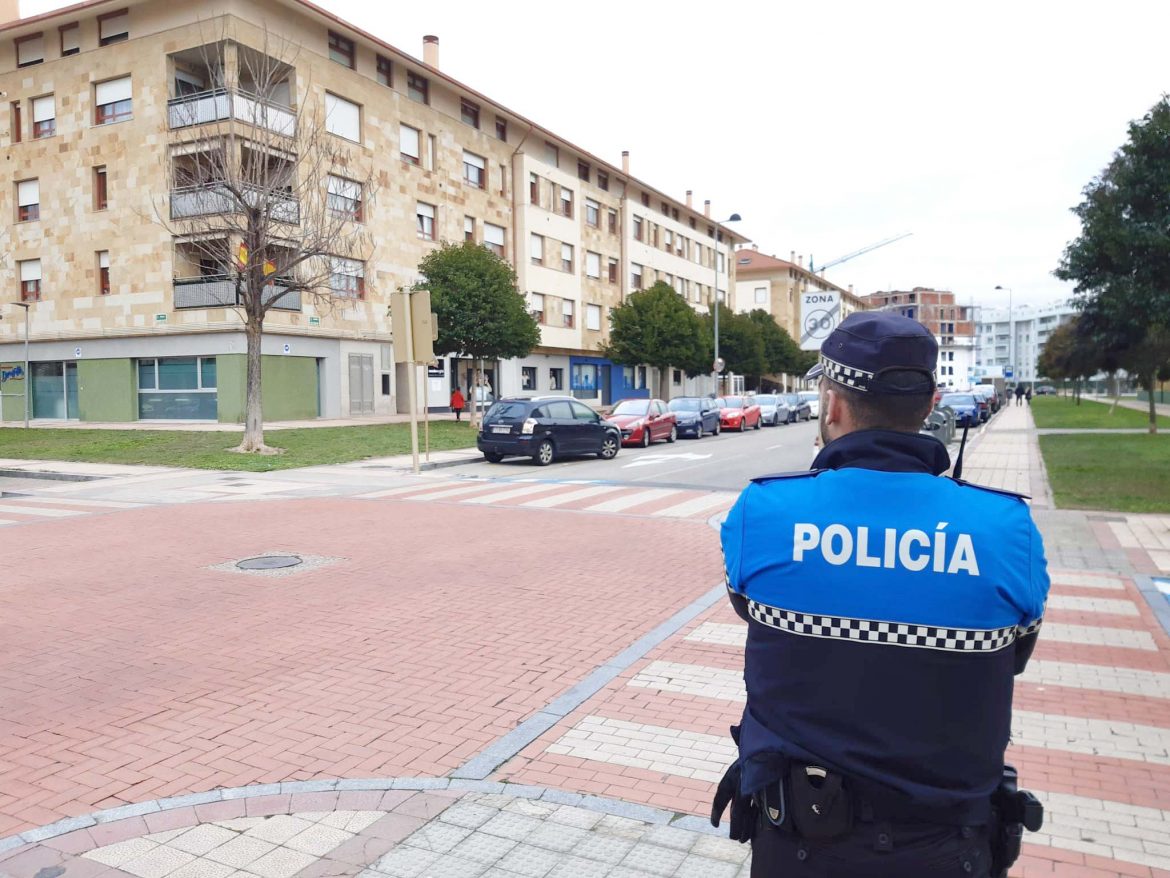 Un Policía Local patrullando por Vega de la Encomienda. ENA