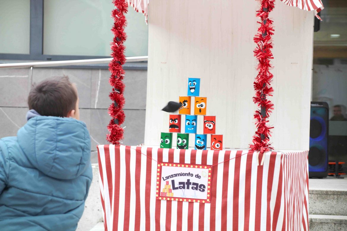 Un niño a punto de derribar las latas. ENA