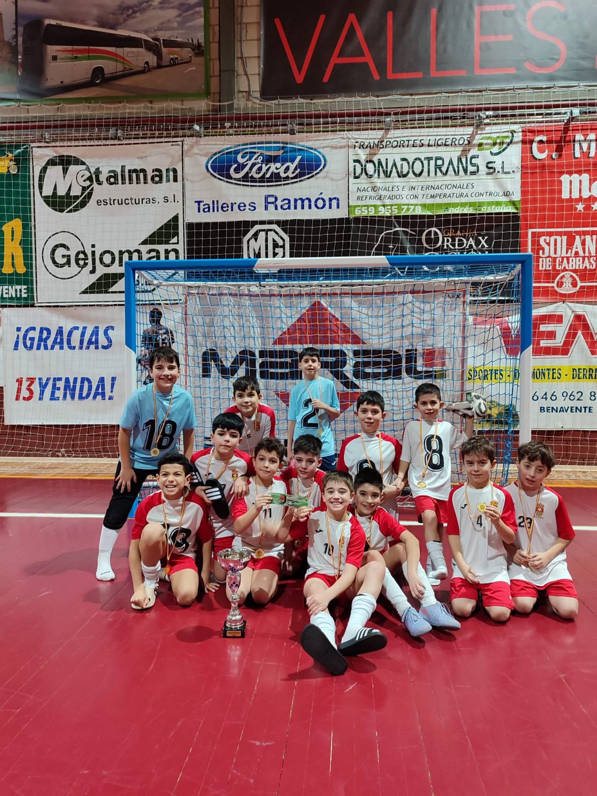 Los jugadores del Benjamín A celebrando la victoria. ENA