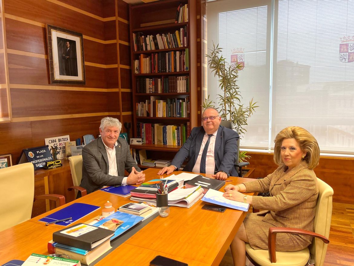 El alcalde, junto al consejero de Sanidad y la directora de la Gerencia Regional de Salud. ENA