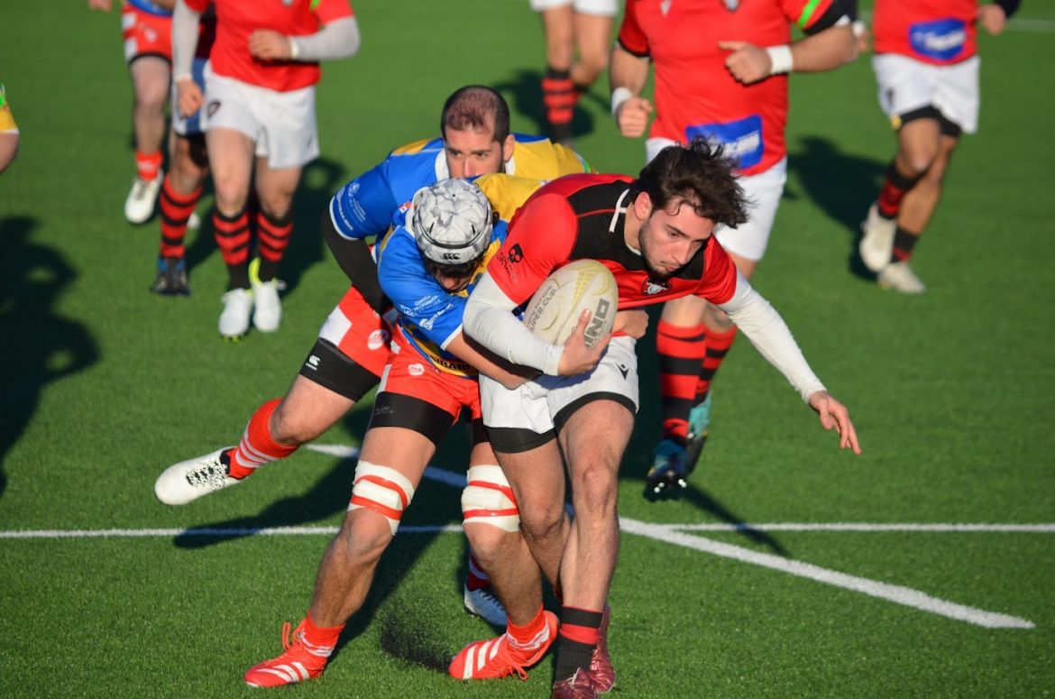 Un jugador de los Lions recibiendo un placaje. Esperanza Martín