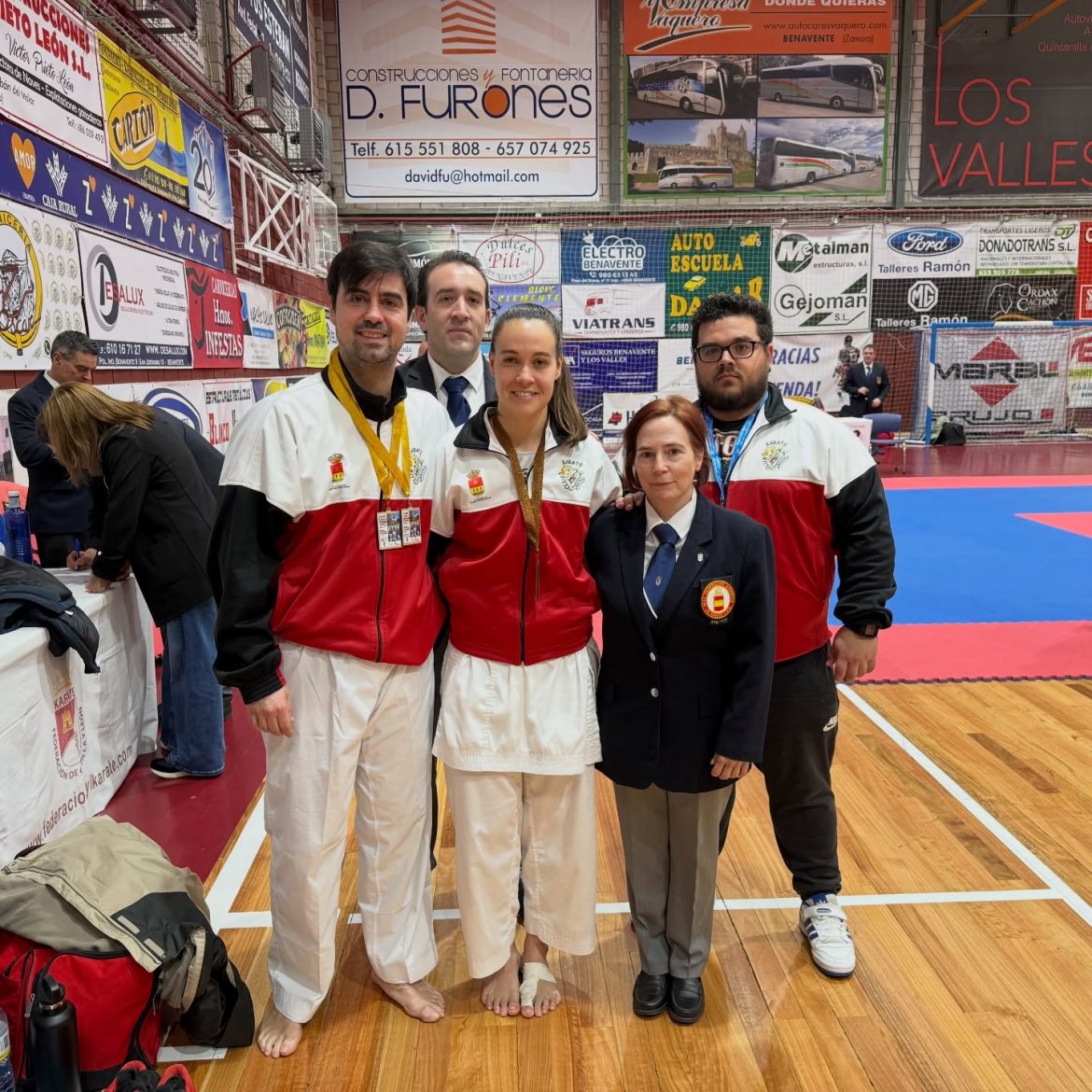 Los karatekas Adrián Lueje y Carla de Pedro con su entrenador Héctor Román. ENA