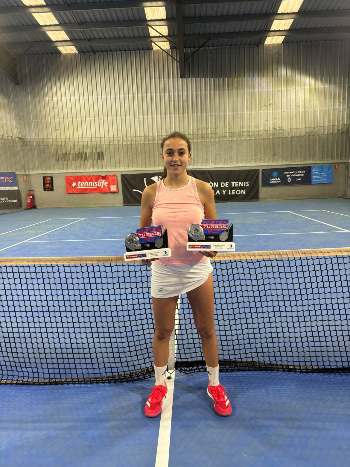 Claudia Martín con los dos títulos conseguidos. ENA