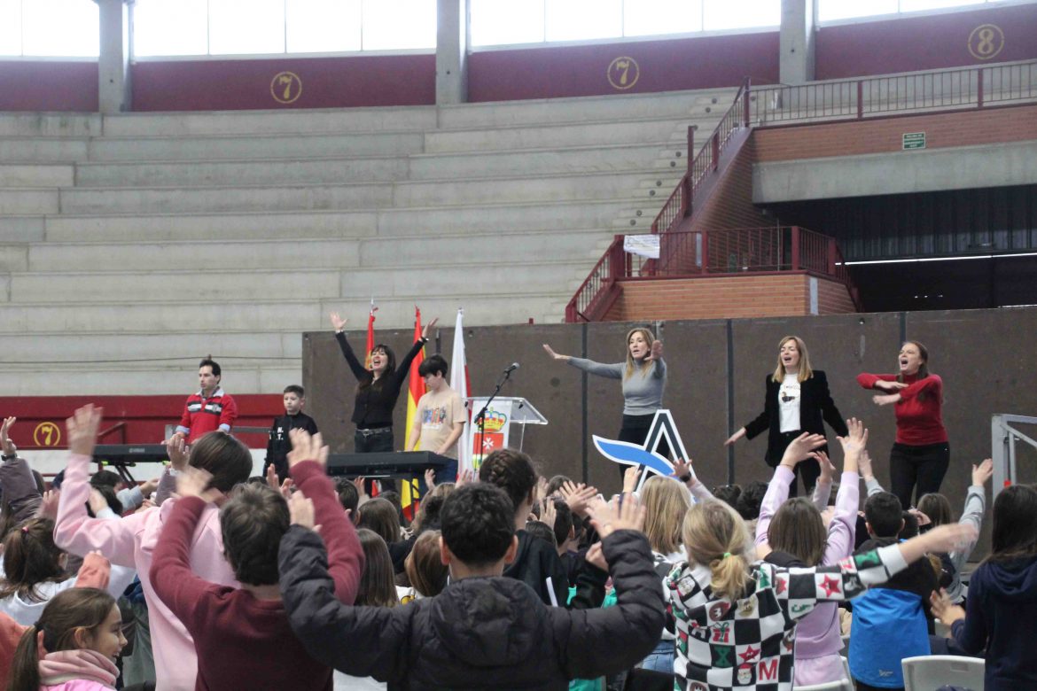 Alumnos y profesores bailando y cantando ‘Ama, ama, ama y ensancha el alma’. ENA