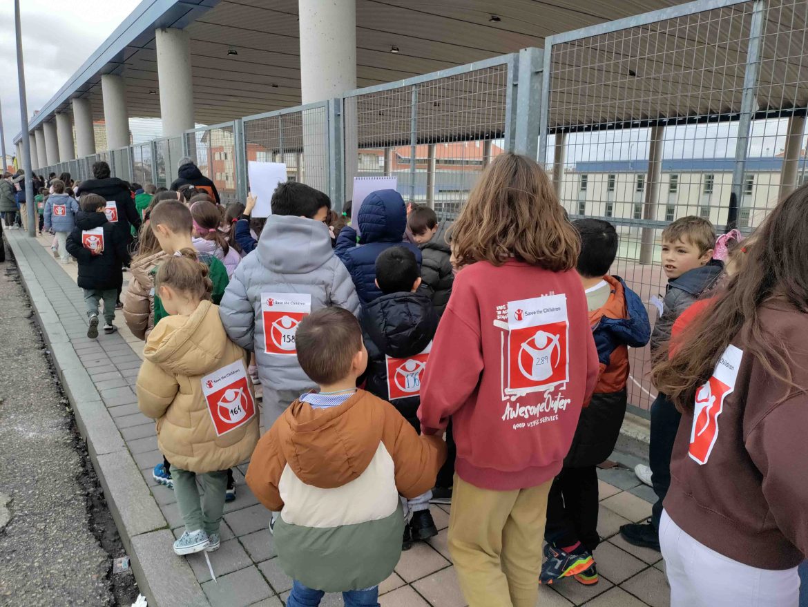 Varios alumnos durante la marcha Kilómetros que cuentan. ENA