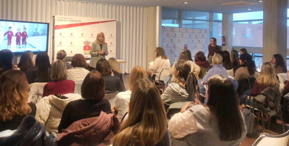 Profesoras de las escuelas infantiles municipales Arco Iris y Mini Cole recibiendo el curso de formación. ENA