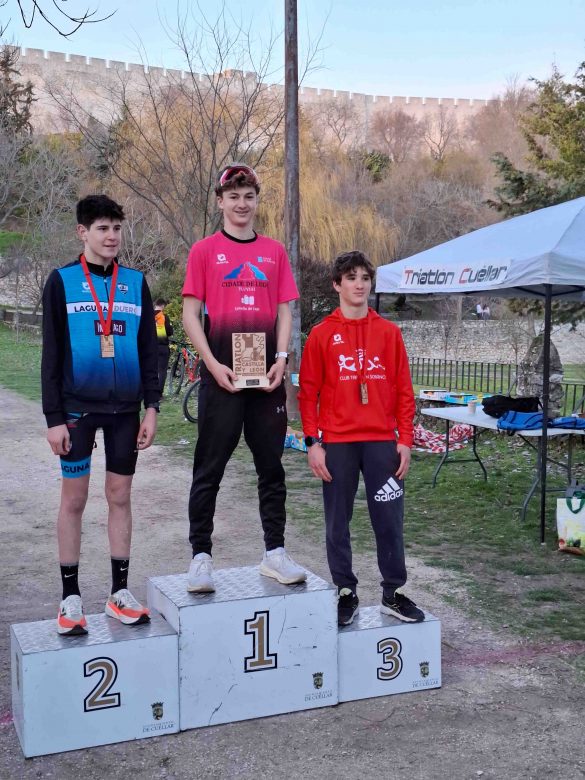 Guillermo Gutiérrez con el trofeo de campeón. ENA