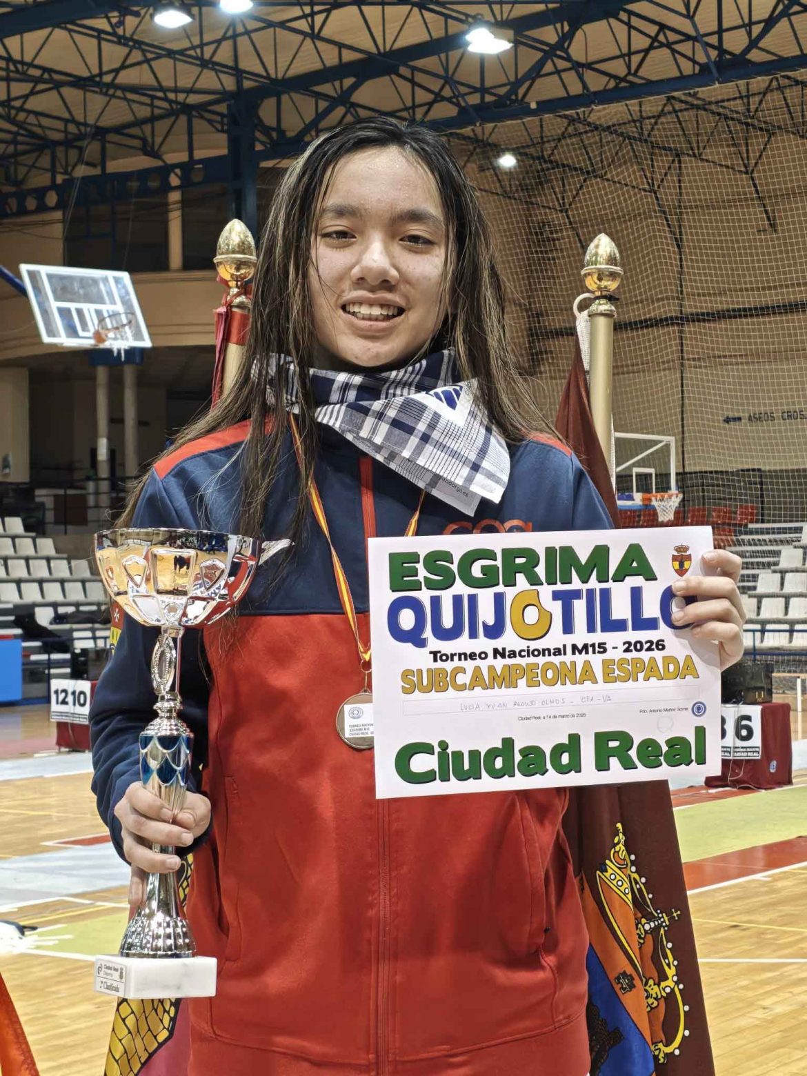 Lucía Alonso con el trofeo de subcampeona. ENA