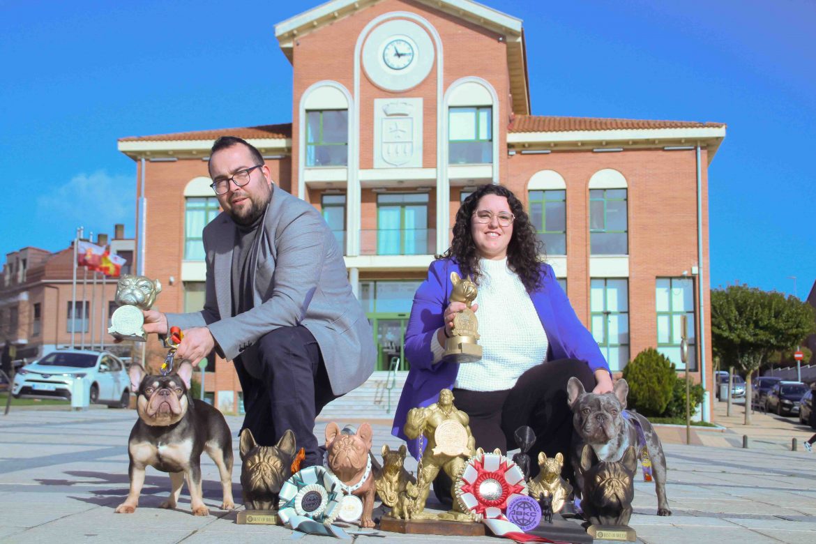 Jordi, Soraya, Bali y Rayo en la puerta del Ayuntamiento junto a los trofeos conseguidos. ENA