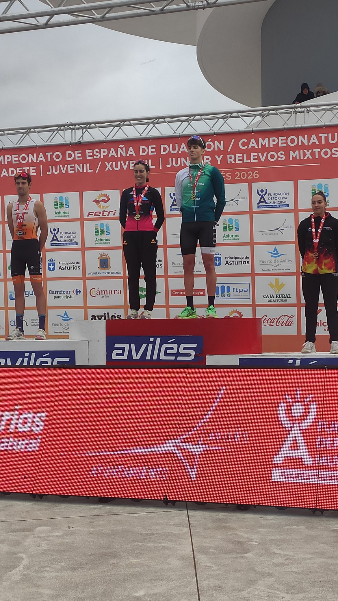 Alba Núñez sobre el podio como campeona. ENA