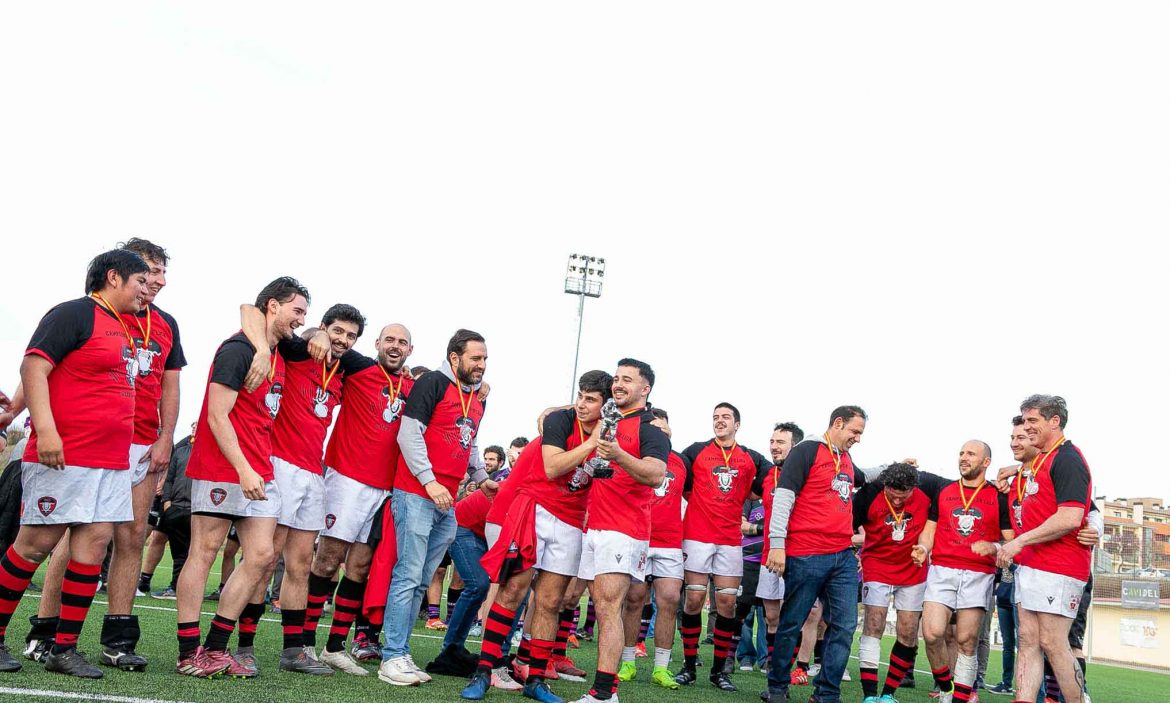 Jugadores de los ‘Lions’ con el trofeo de campeones. PAULA ARÉVALO