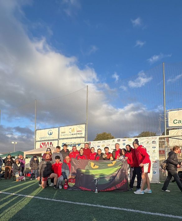 El Arroyo Alligators Touch con el trofeo. ENA