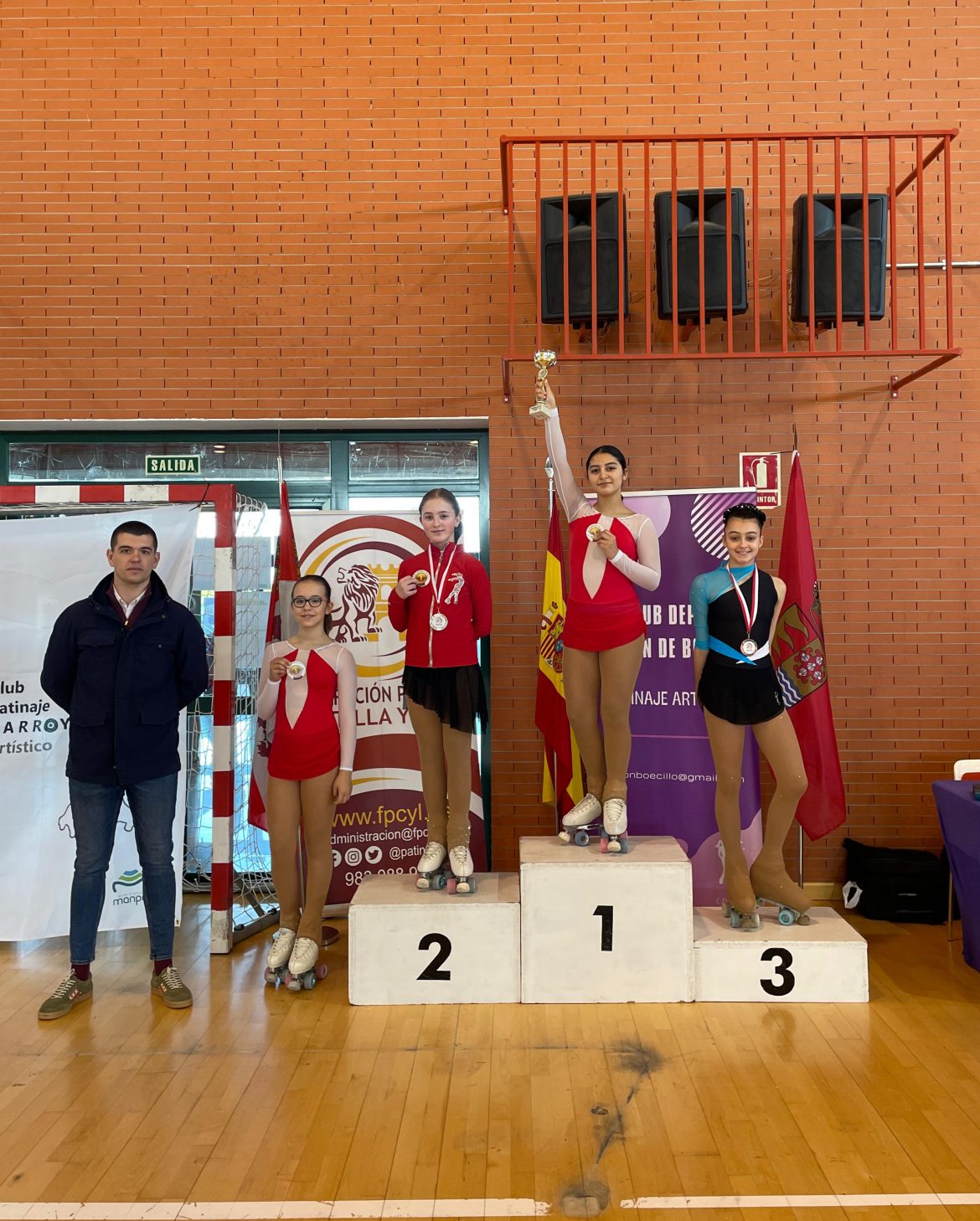 Patinadoras del club en el podio. ENA