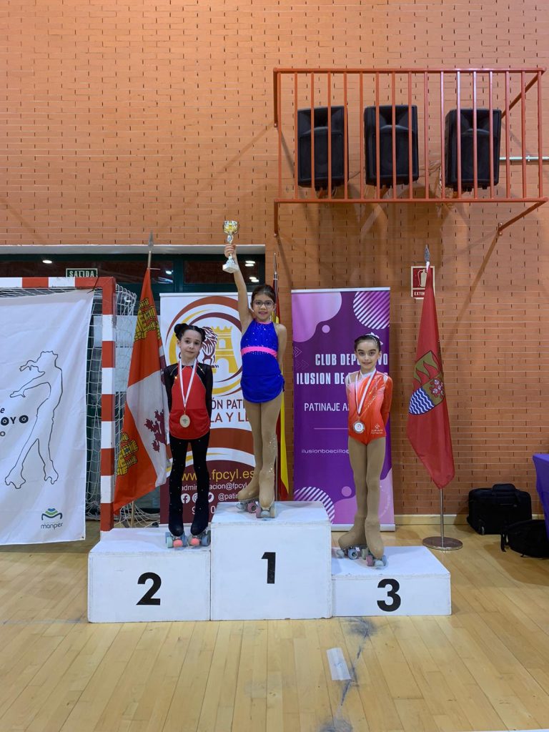 Xenia Simon en el podio como tercera clasificada