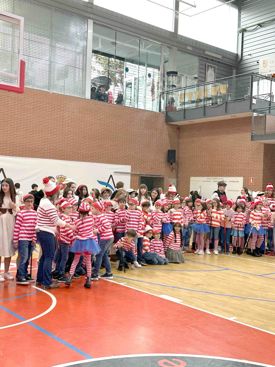 Alumnos de 2º de primaria disfrazados de Wally. ENA