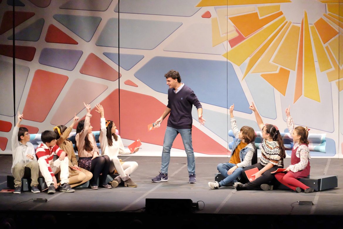 Jorge Mora, interpretando a Carlo Acutis durante la obra. ENA