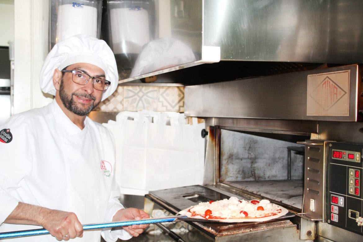 Jorge Ríos preparando una pizza. ENA
