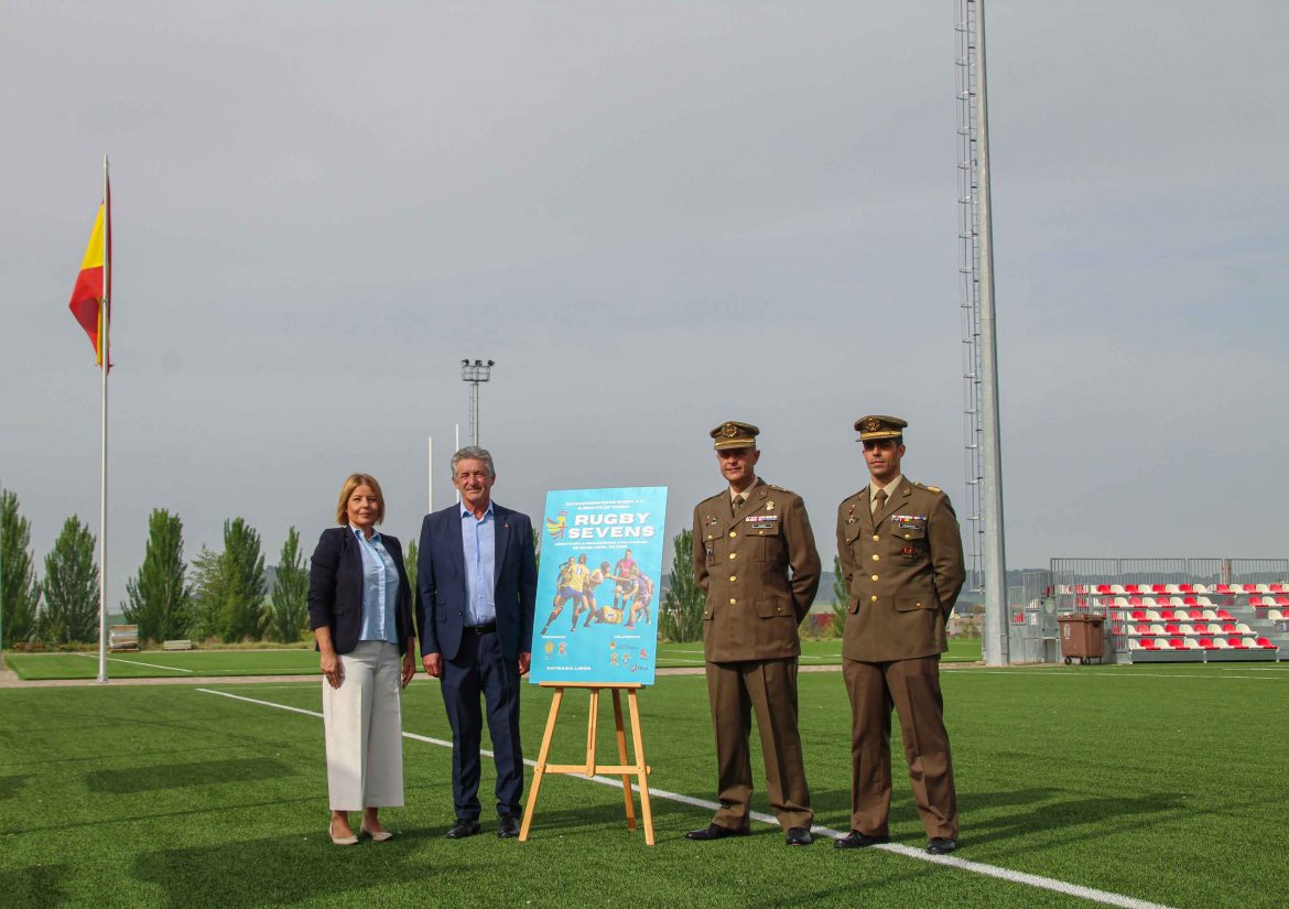 Sarbelio Fernández y Sandra González junto al Subteniente Jesús Lisón Turpín. ENA