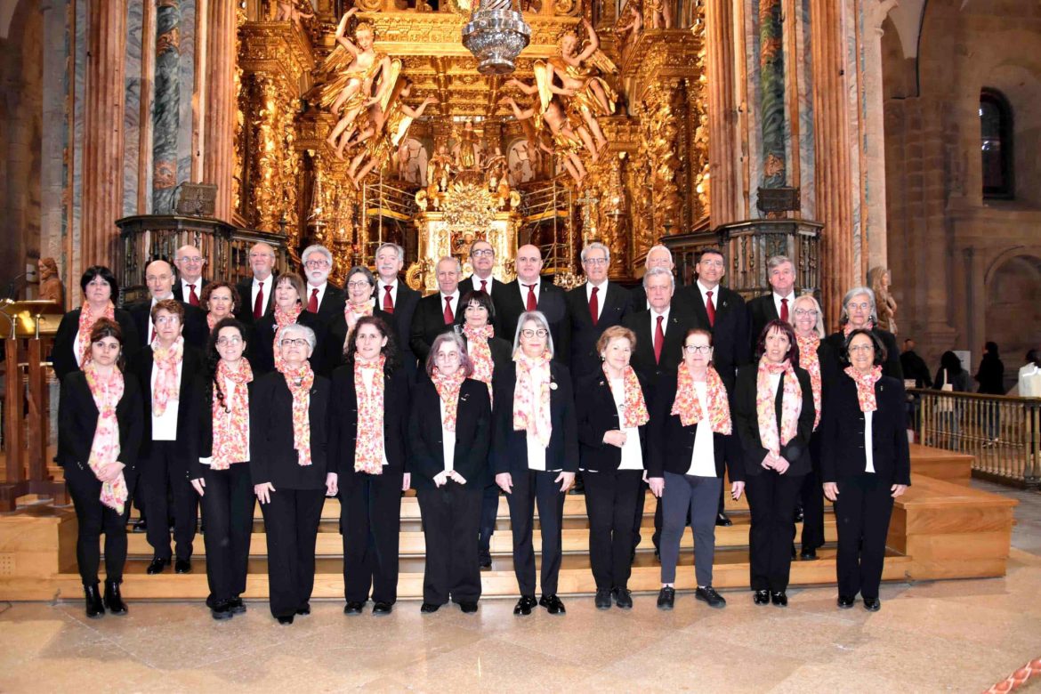 La Coral Támbara delante del altar de la Iglesia de Santiago de Compostela. ENA