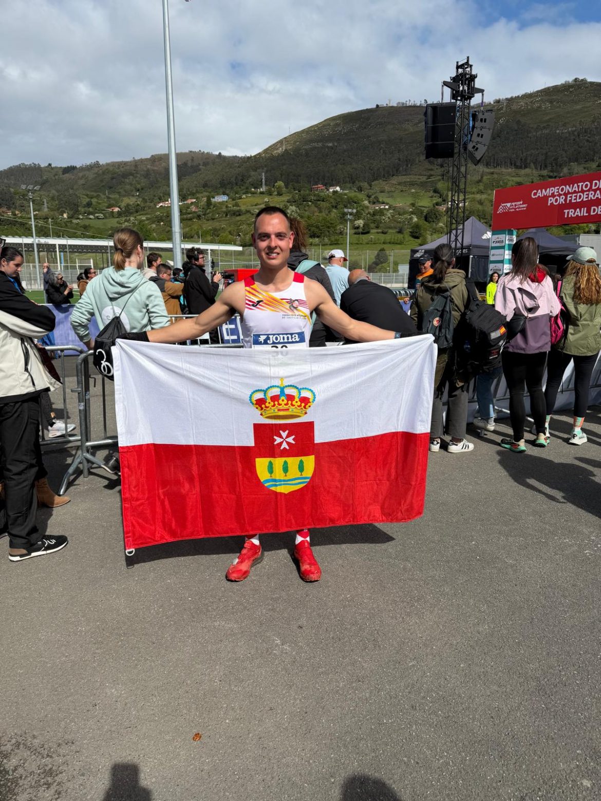 Rubén Martín con la bandera de Arroyo de la Encomienda. ENA