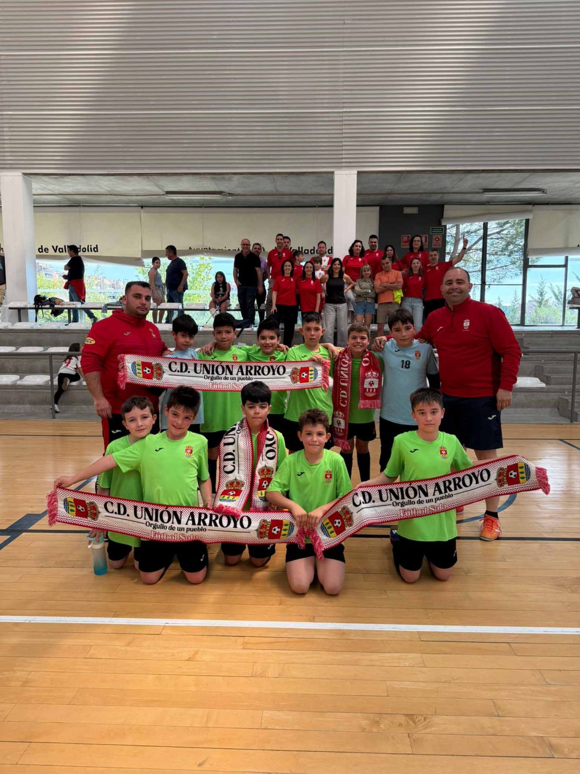 Jugadores, entrenadores y afición celebrando el triunfo tras finalizar el partido. ENA