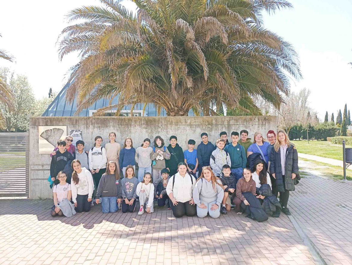 Alumnos y profesores junto al grupo de intercambio. ENA