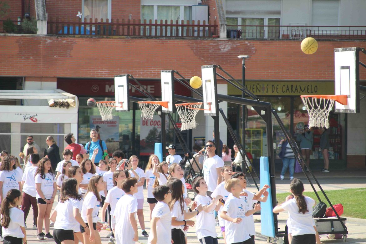 Alumnos de los centros escolares disfrutando del Día de la Educación Física en la calle. ENA