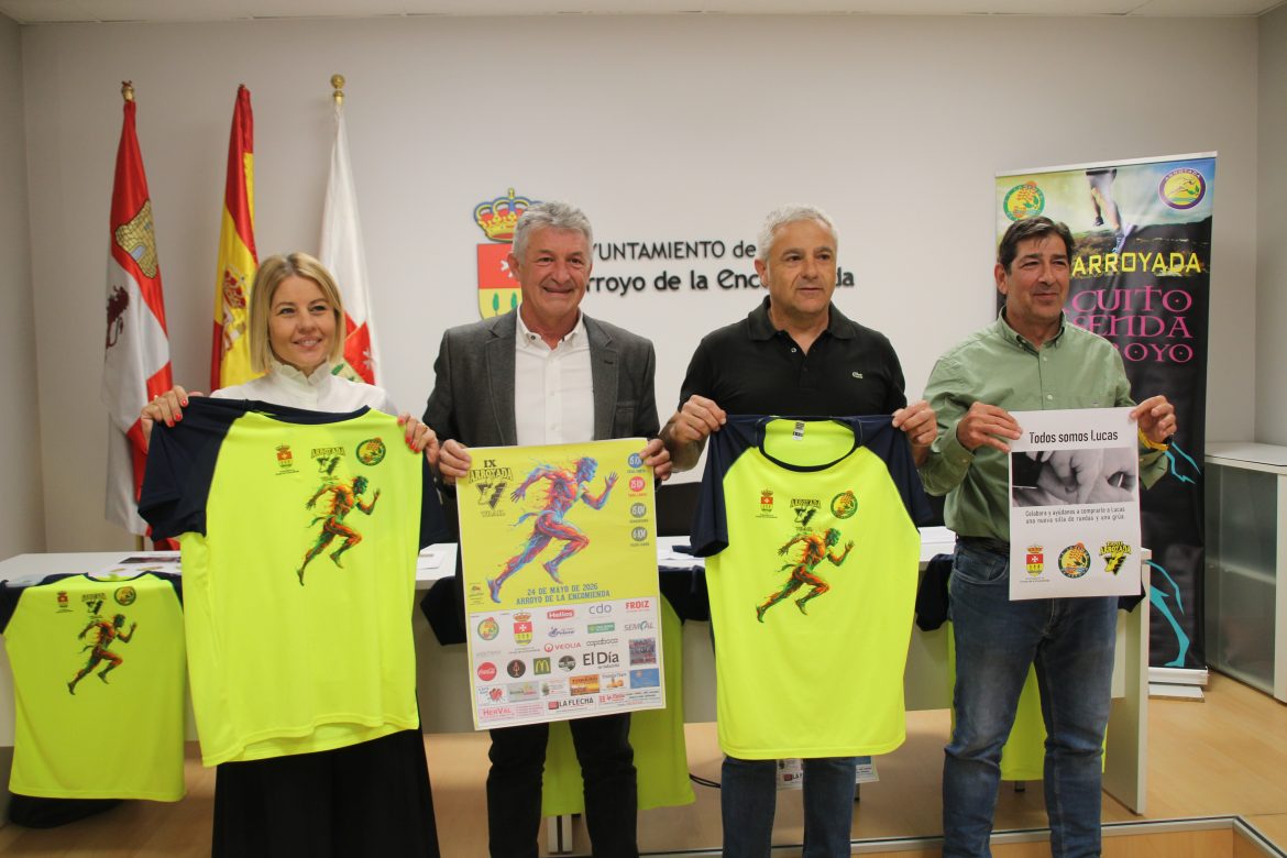 Sandra González, Sarbelio Fernández, Sebastián Nogales, y Javier Cortés con las camisetas y el cartel de presentación. ENA