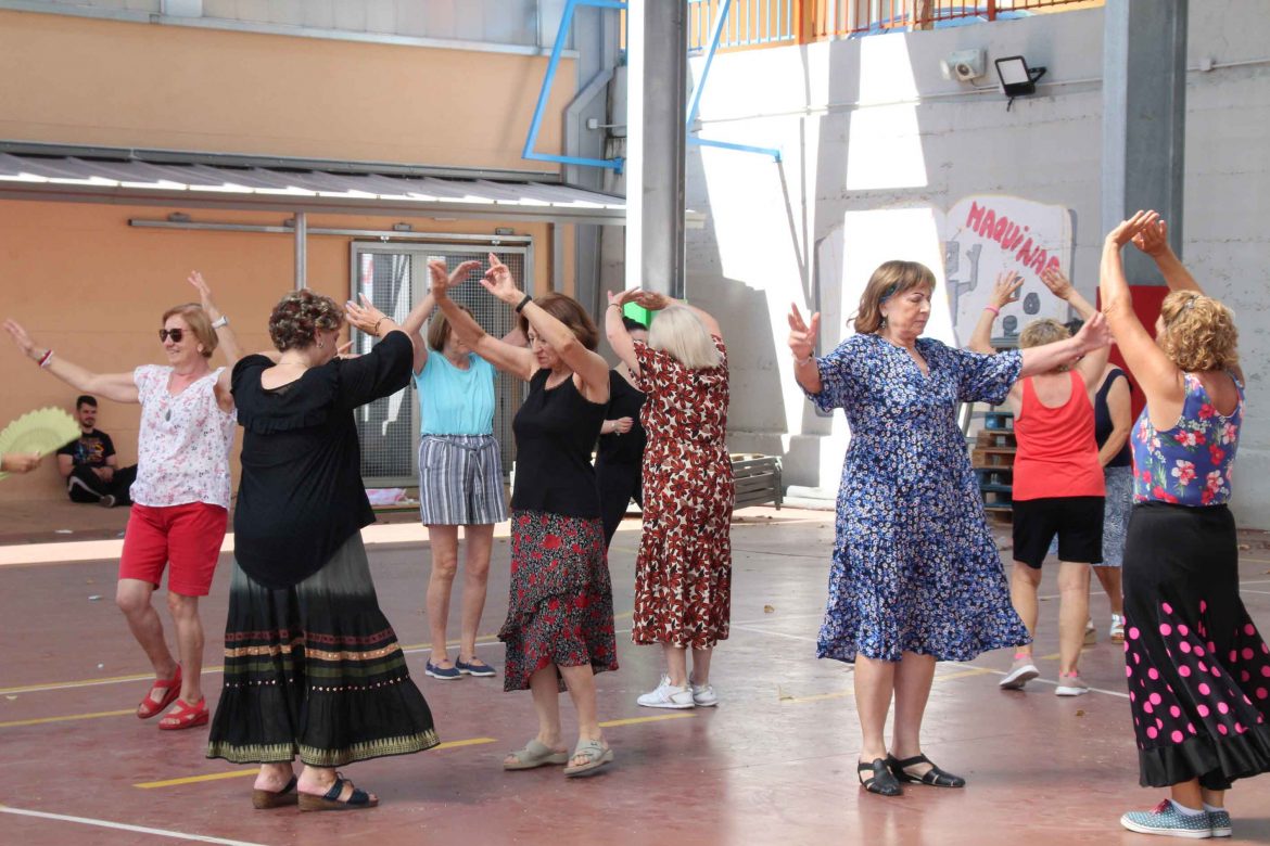 Nuestros mayores bailando sevillanas. ENA