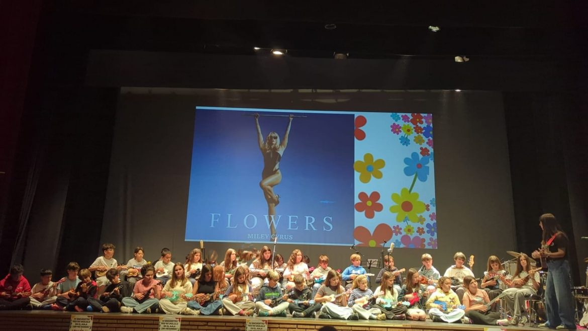 Alumnso del CEO Atenea durante el IV Encuentro 'Red de Ukeleles en el Aula'. ENA