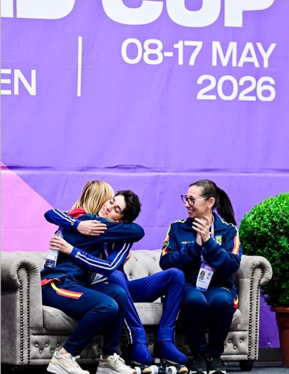 Izan Trejo abrazándose con su entrenadora, Paula Álvarez. ENA
