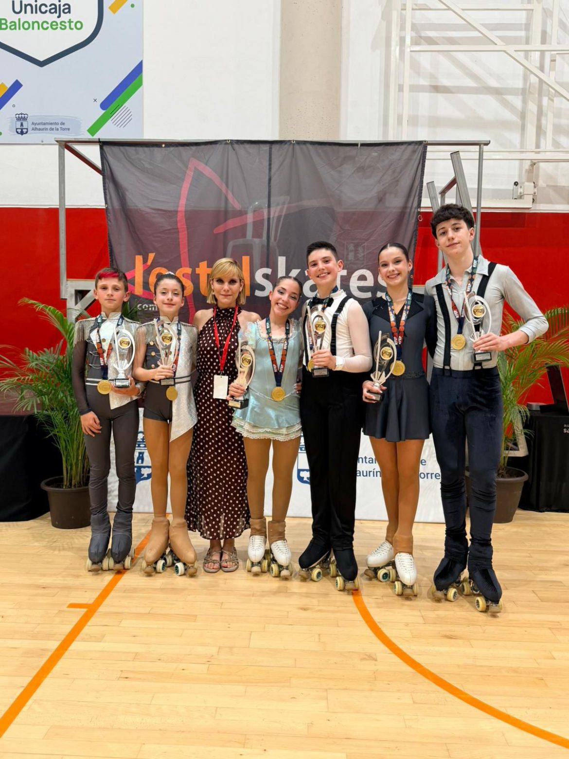 Las tres parejas participantes junto a su entrenadora. ENA