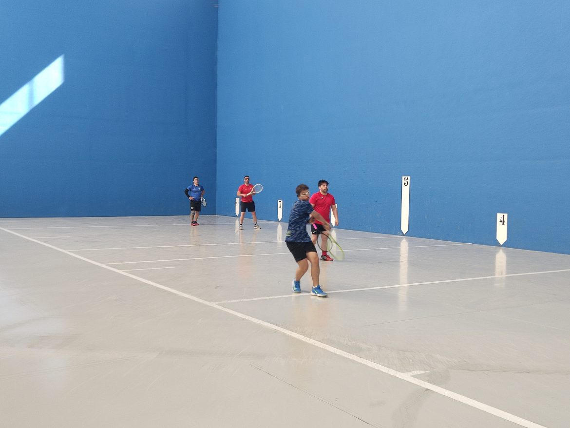 Jugadores del Frontenis La Flecha disputando un partido. ENA