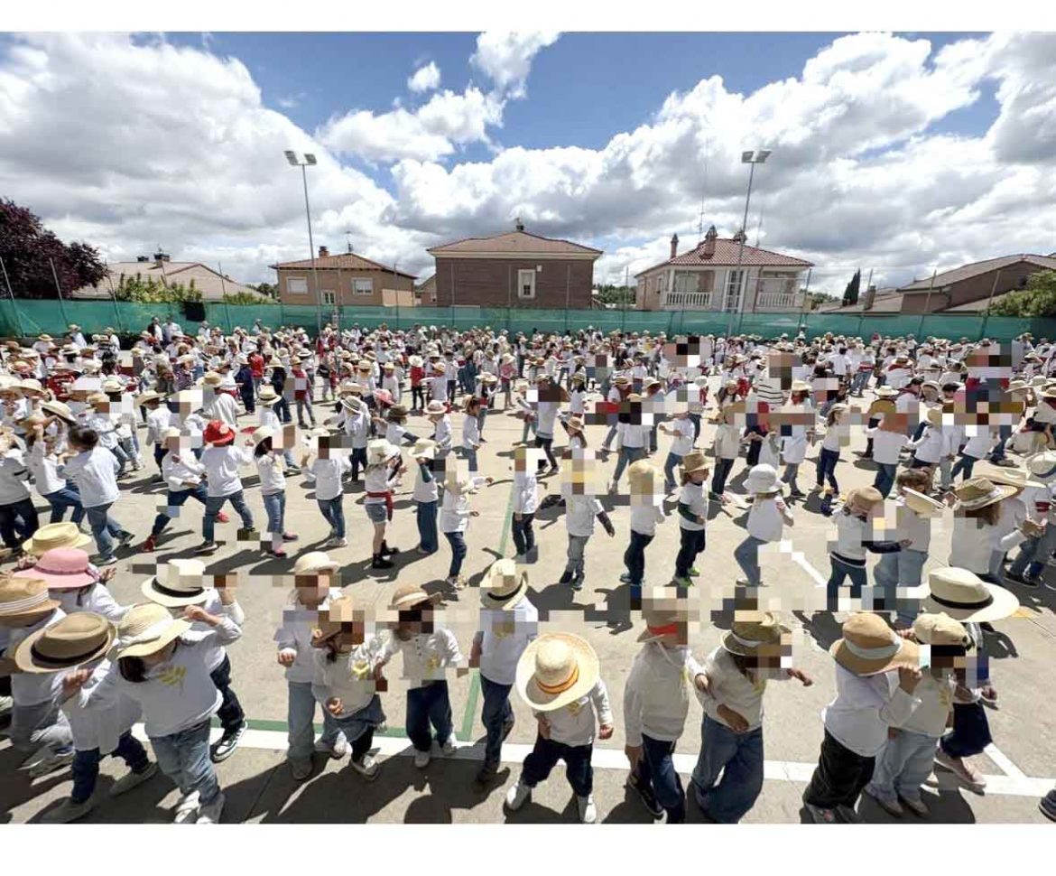 Alumnos bailando la jota castellana ‘Los Labradores’. ENA
