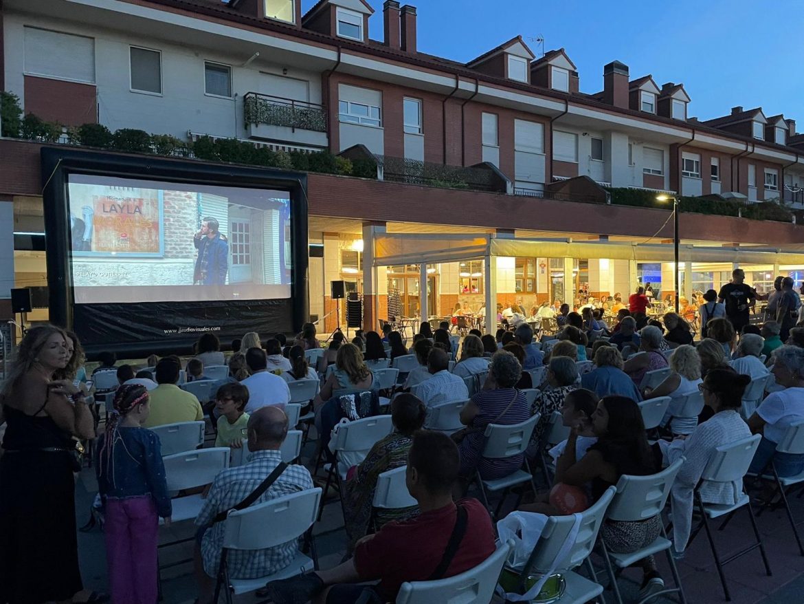 Cine al aire libre en la Plaza España. ENA