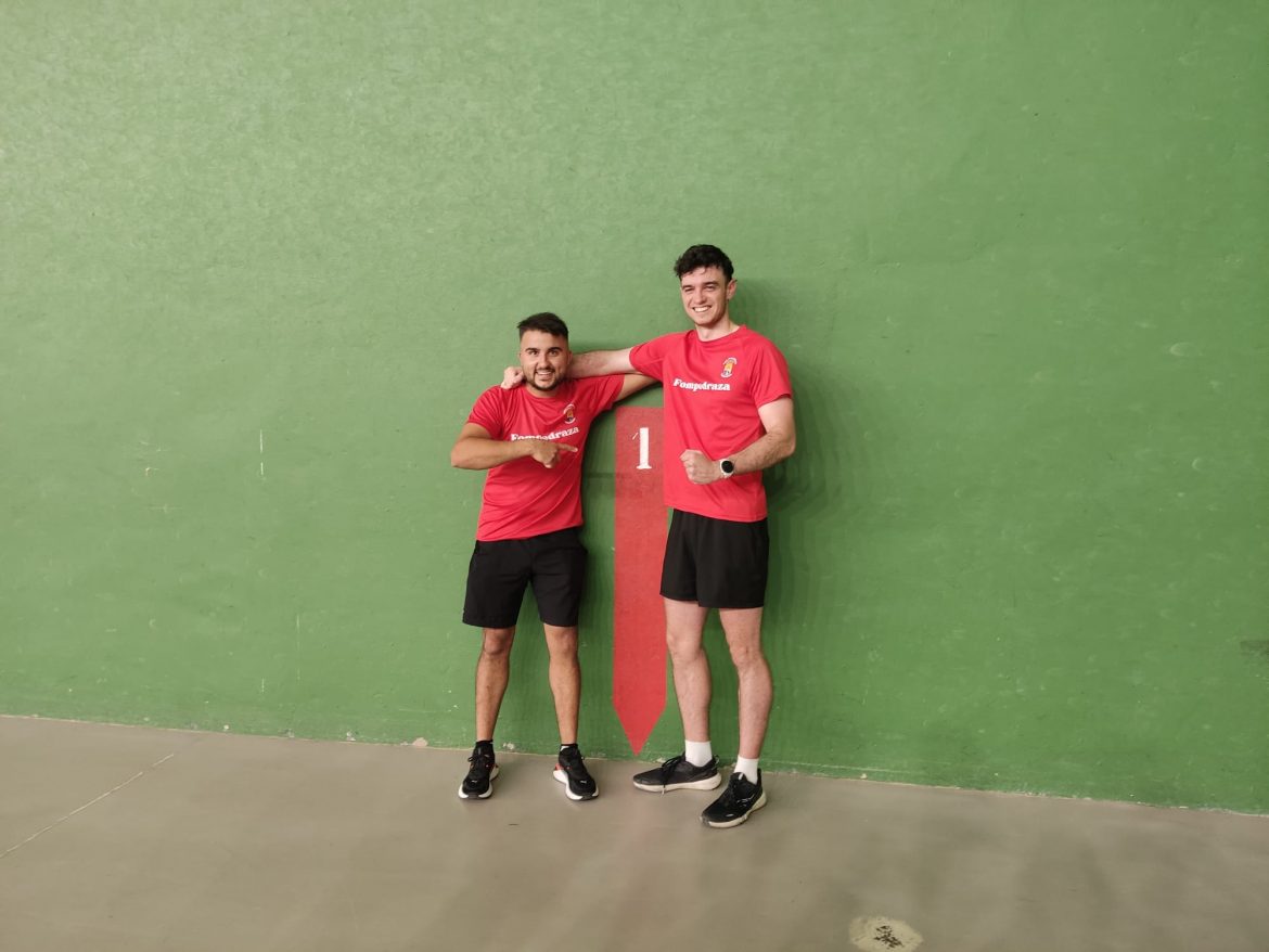 El pelotari arroyano Cristian Cubero (dcha) junto a su compañero de equipo David García celebrando el campeonato. ENA