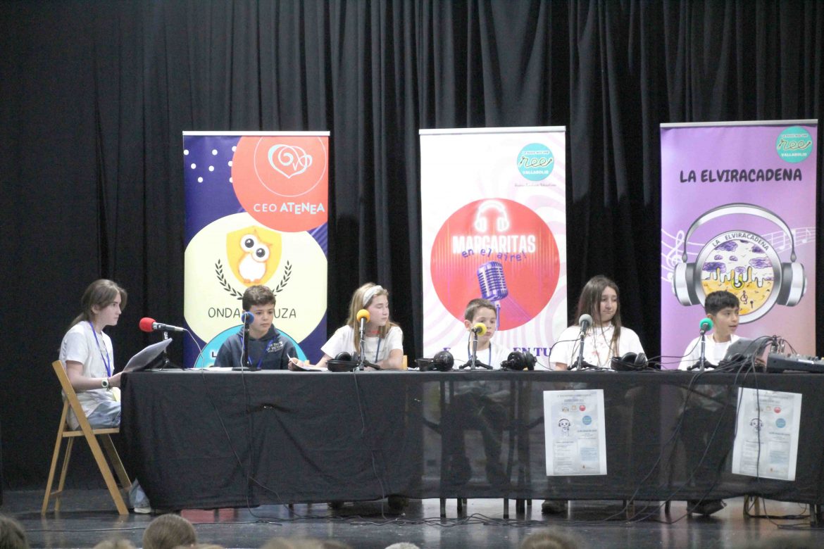 Varios alumnos en la mesa de locutores. ENA