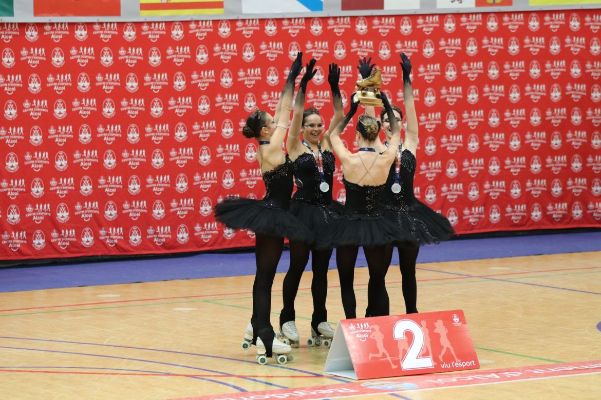 Ana García, Irene Sánchez, Ada Trejo y Sara Sánchez celebrando el subcampeonato de España. ENA