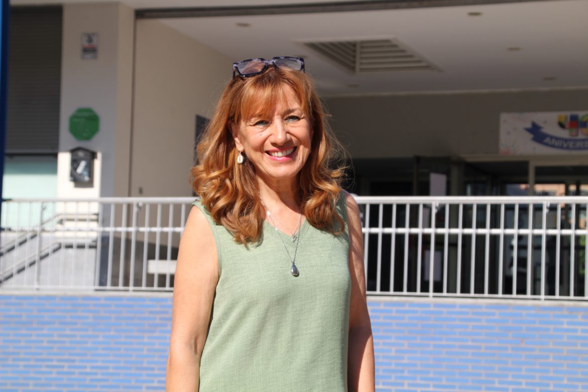 Carmen Rodríguez en la puerta del CEIP Raimundo de Blas. ENA