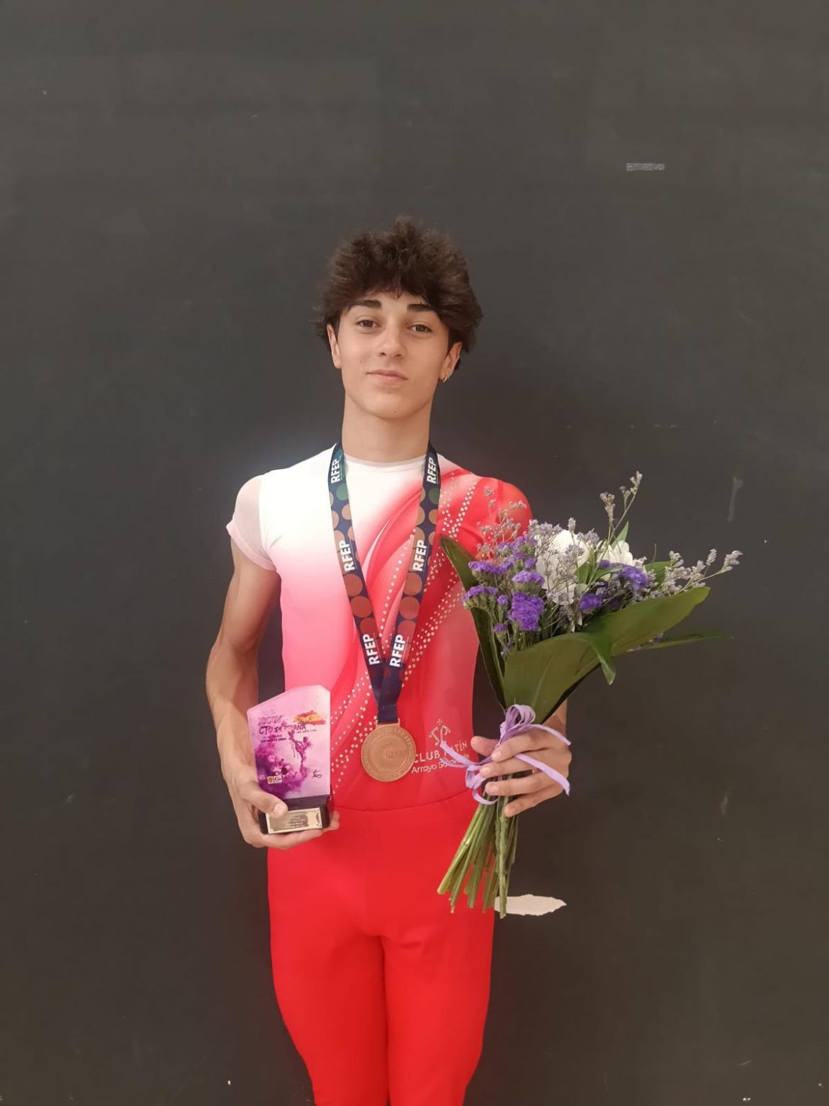 Izan Trejo con el trofeo de tercer clasificado. ENA