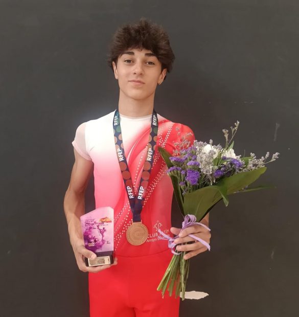 Izan Trejo con el trofeo de tercer clasificado. ENA