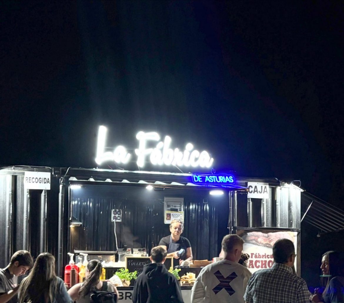 Varios asitentes frente a un foodtruck en la pasada edición. ENA