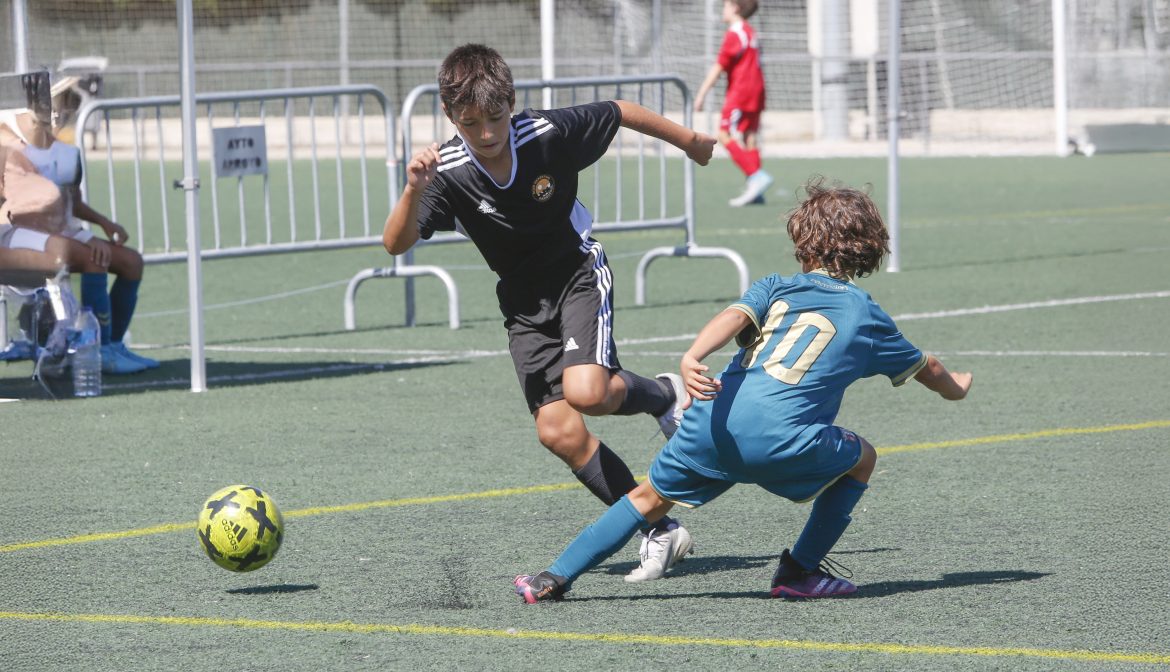 Un jugador del C.D. Parquesol superando a un rival. ENA