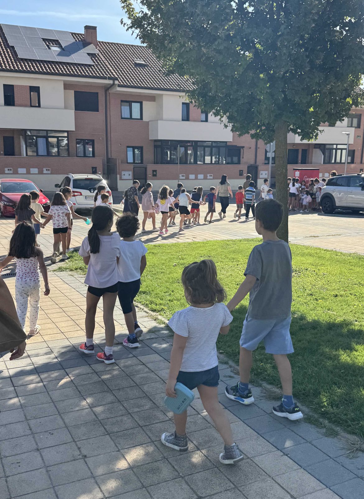 Alumnos del centro escolar de camino al almuerzo. ENA