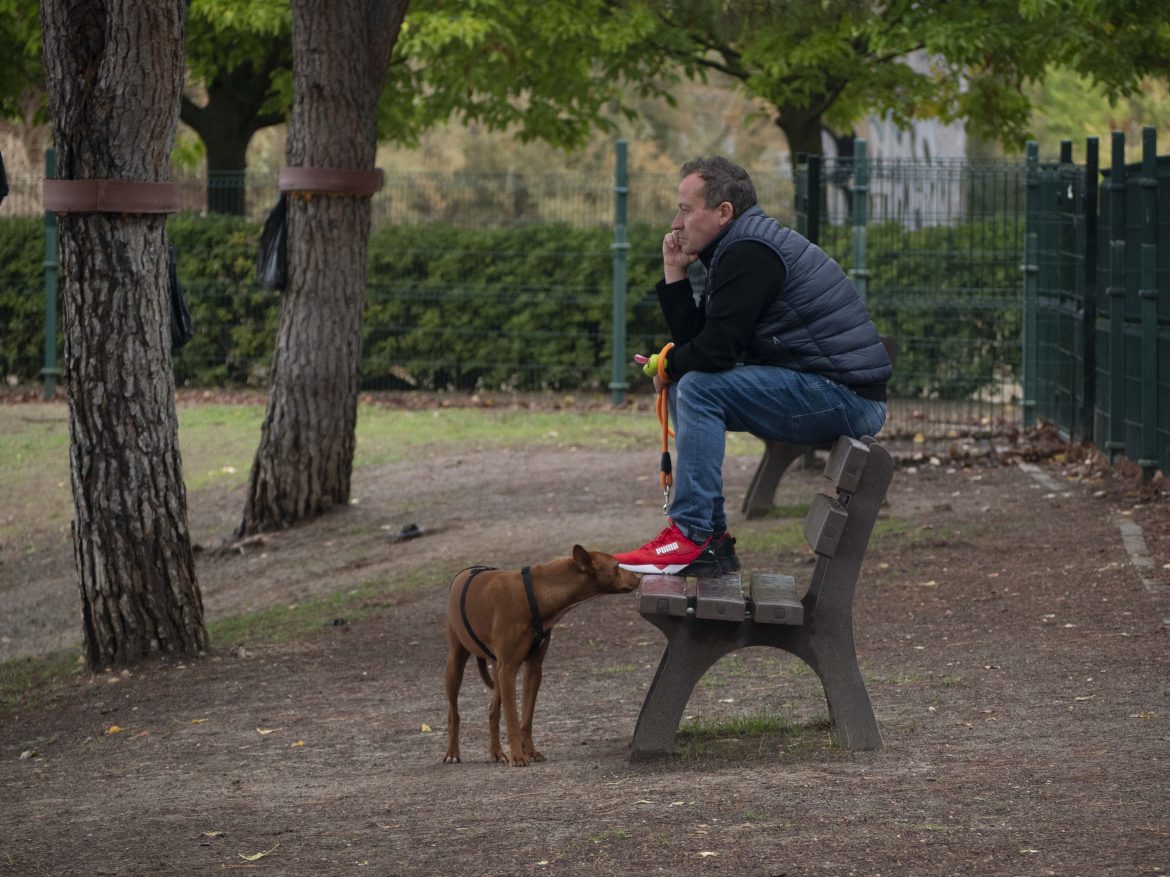 Una persona junto a su perro. ENA