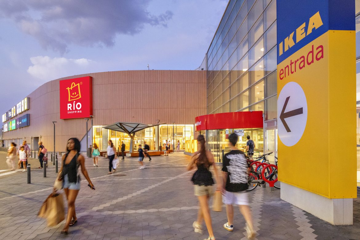 Varias personas dirigiéndose al interior del centro comercial. ENA